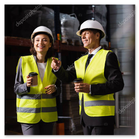 Equipo de logística en almacén JUB